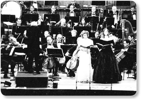 Donna Brown, Ingeborg Danz und Helmuth Rilling mit dem Israel Philharmonic Orchestra beim Requiem der Versöhnung 1995
