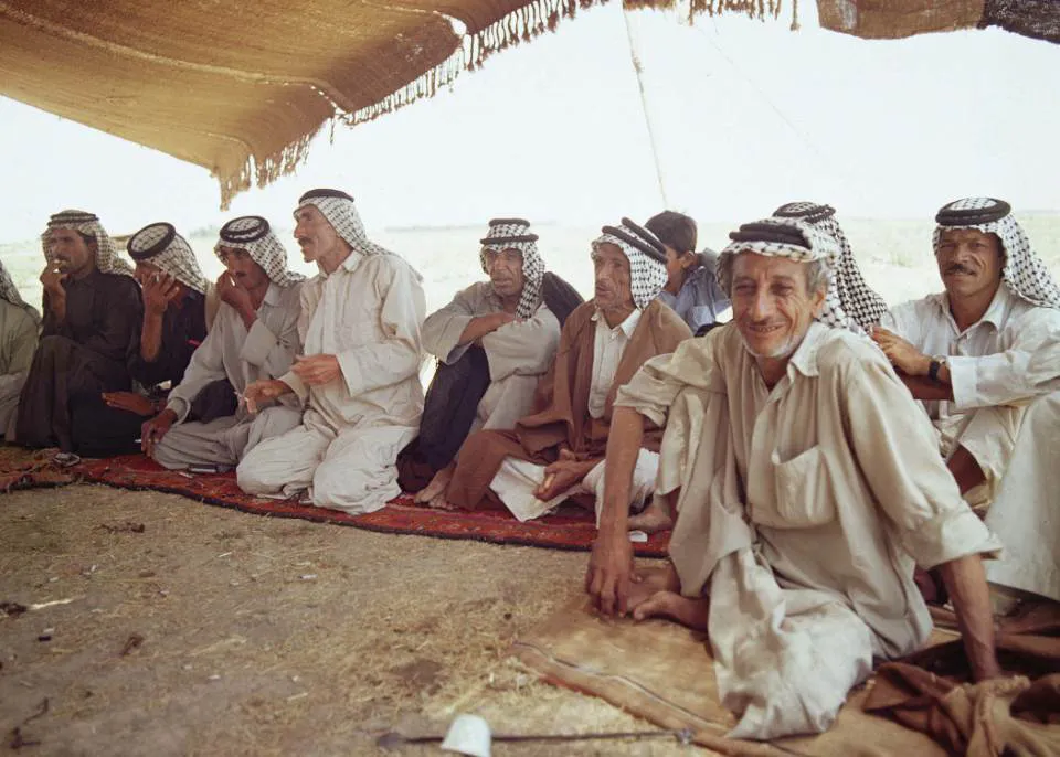 Männerrunde in der Wüste bei Ur Die vor etwa 6000 Jahren gegründete Stadt liegt im südlichen Irak in der Nähe des heutigen Nasiriya und war im 3.‍Jahrtausend v.‍Chr. ein Zentrum der sumerischen Hochkultur...