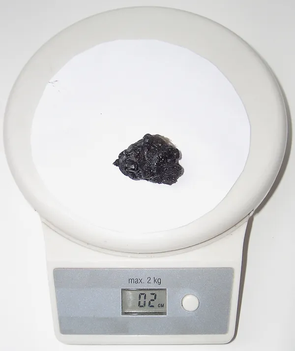 Waage mit noch unverbranntem Glanzruß (2 Gramm)