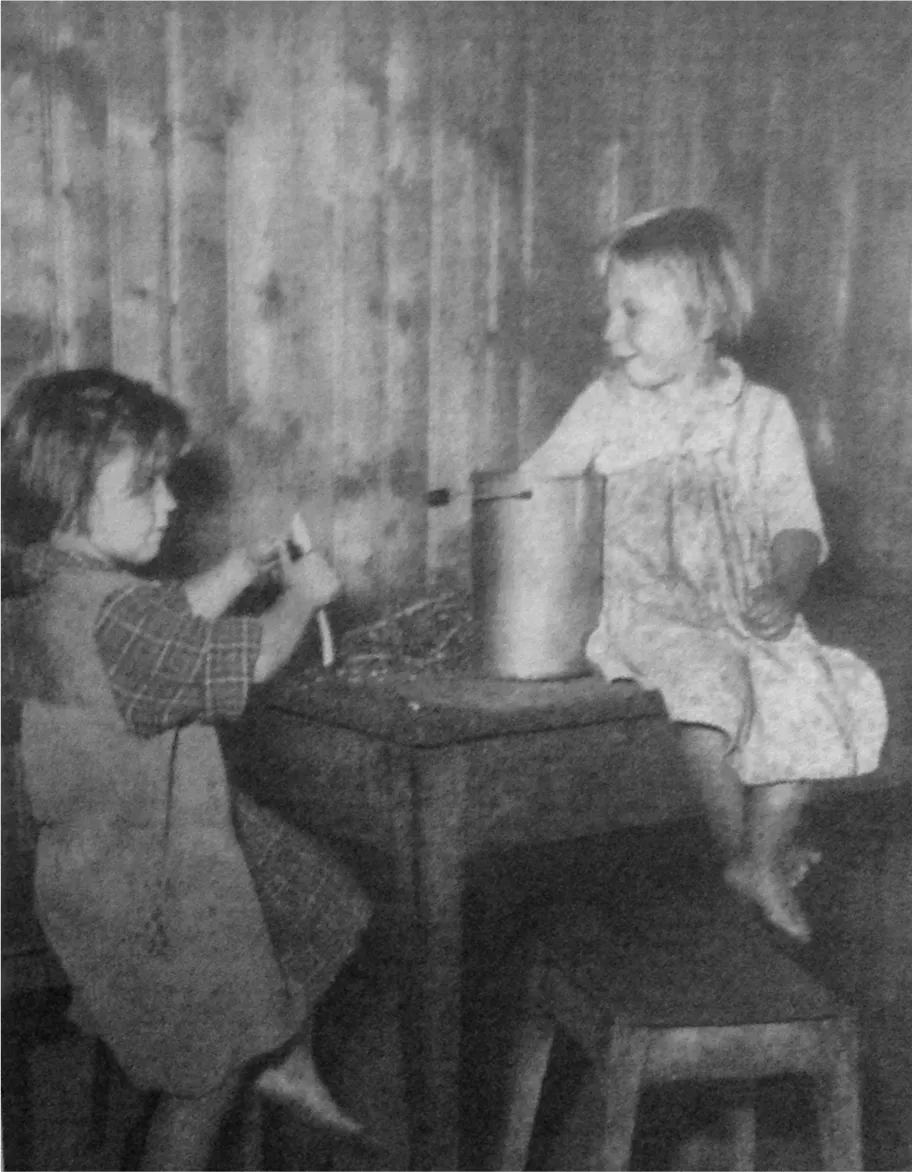 3. Bambine in una casa tipica dell’alto Vallese. In Not im Wallis!, ottobre 1950, p. 7.