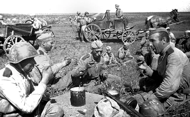 Figure P.1 Red Army soldiers eating in the field, Third Ukrainian Front, August 1944. RGAKFD 0-167316 (L. Ivanov).