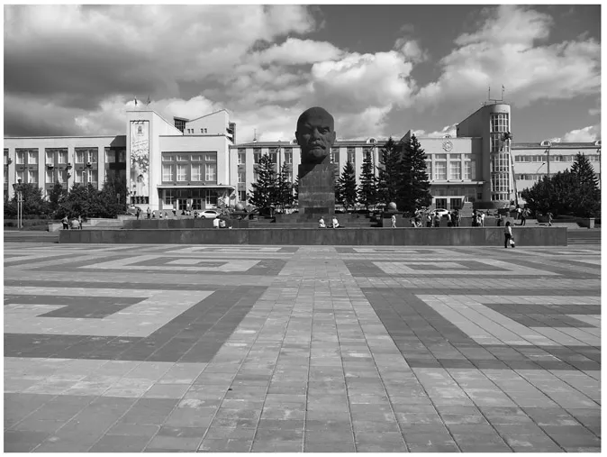 FIGURE 3A. The newly tiled Square of the Soviets in Ulan-Ude. (Photo by author, 2009.)