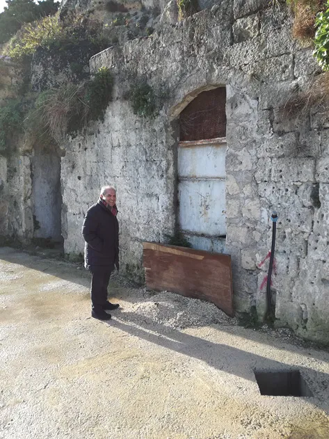 L'autore nato nel 1947 in una casa-grotta del Sasso Caveoso, nel rione Casalnuovo a Matera, il cui ingresso è ora murato