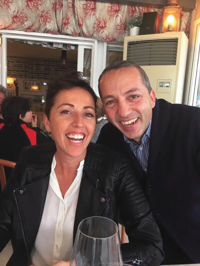 La sorella dell'autore Monica insieme all'autore