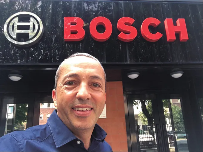 L'autore di fronte all'azienda Bosch