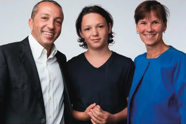 Nella foto l'autore con sua moglie e suo figlio James