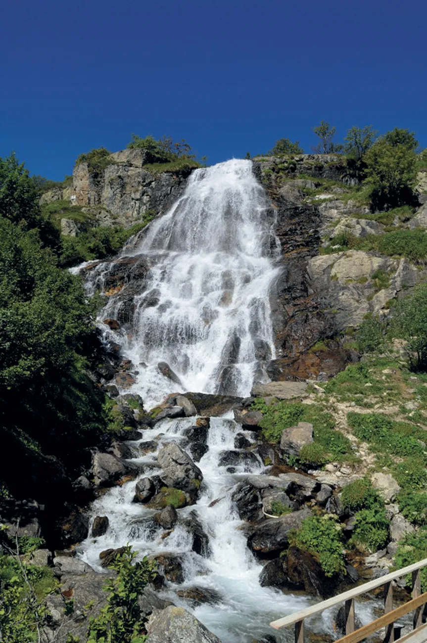 Il 27 luglio del 1995 eravamo su questa stradina di montagna (1) nel vallone dell’Ischiator e ci siamo imbattuti in una magnifica cascata (2). Con me c’erano mio fratello, e mia mamma e mio papà (3).