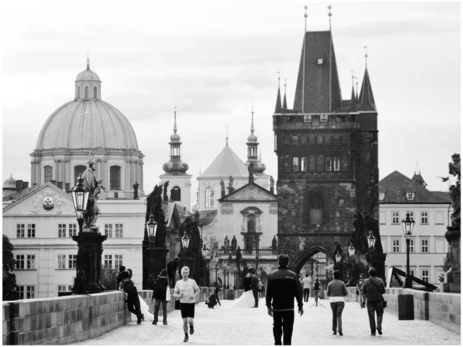 FIGURE 1.4. Visitors and locals making their way across Charles Bridge. Photograph by the author.