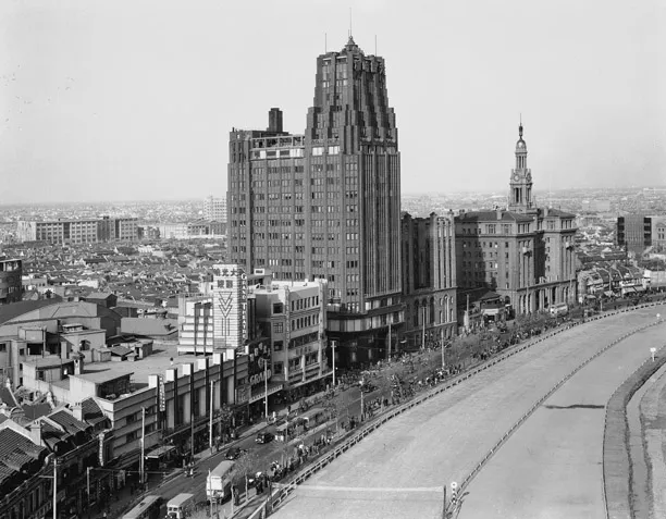 Figure 1.1 Shanghai’s Joint Savings Society Building containing the Park Hotel (1934), the tallest building in China until the 1980s, designed by a Hungarian–Slovak architect, László Hudec, for a Chinese client, the Joint Savings Society.
