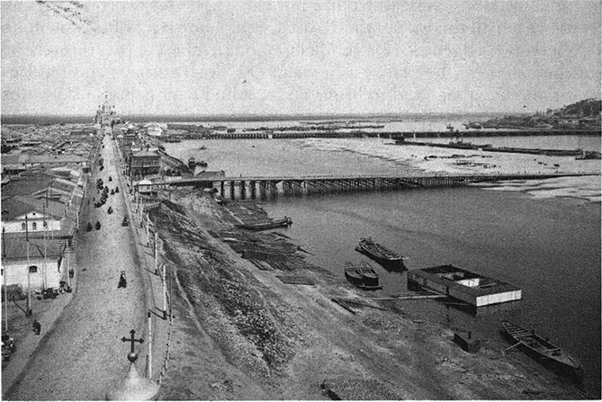 Figure 1. Barge traffic in the 1890s on the Volga River, an important commercial artery in Russia from earliest times.