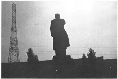 A statue of Mao at the Shenyang Metals Research Institute (September 1978).