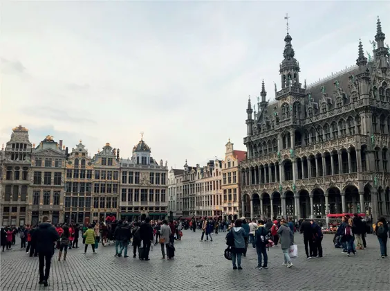 FIGURE 1.01 The Grand Place, Brussels, a market square since the 12th century, is surrounded by decorative guild houses, the Town Hall and the King’s House, now the Brussels City Museum.