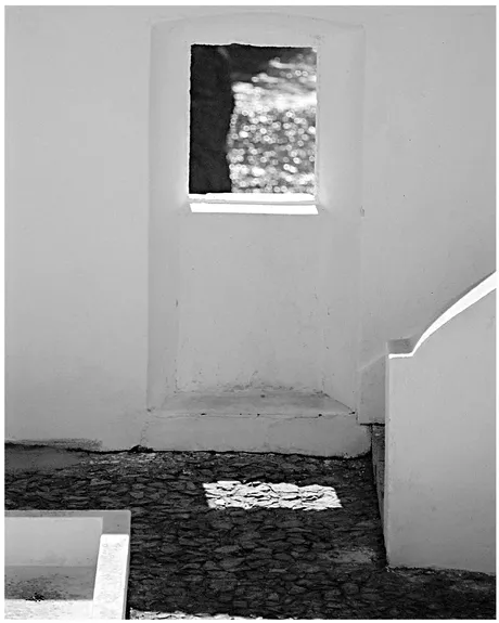 Figure 1.4 Austere forms and pure geometric shapes are defined by the sun that delineates their sharp edges