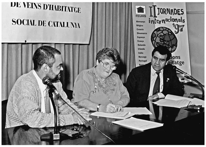 FIGURE 1.1 International Union of Tenants (IUT): Cora Carter, Secretary of the Tenants and Residents Organisations of England (TAROE), signs an agreement with the Spanish tenants’ organisation, the Federació d’Ássociaciones de Veïns d’Habitage Social de Catalunya