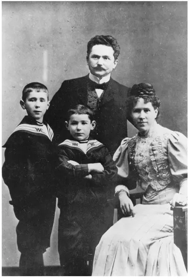 Figure 1.1 Brecht aged 10 with his father Berthold Friedrich, his mother Sophie and his brother Walter. © Suhrkamp Verlag, Frankfurt am Main, image courtesy of BBA