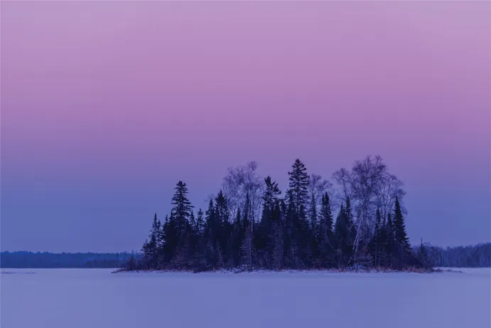 15.3 The soft pinks of the Belt of Venus gently blend into the serene blues of the earth’s shadow. Both make beautiful backdrops to a variety of scenes.
