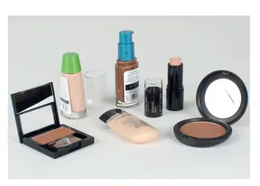 A VARIETY OF LIQUID BASES AND CONTOURING POWDERS