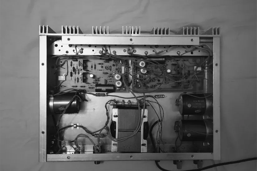 Preface Figure 20.2 Two 100W/8Ω quasi-complementary power amplifier modules make up a stereo amplifier, circa 1979.