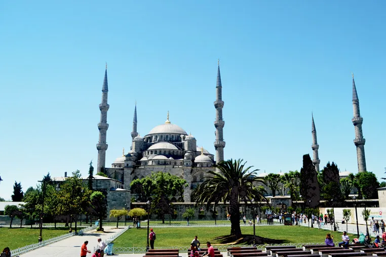 Figure 1.1 The Sultan Ahmed Mosque (Blue Mosque), Istanbul, Turkey(photograph by author)