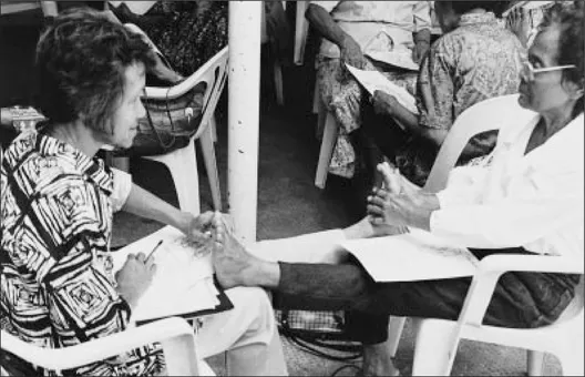 A class for community health workers on reflexology in the Philippines. © Ed Gerlock/COSE