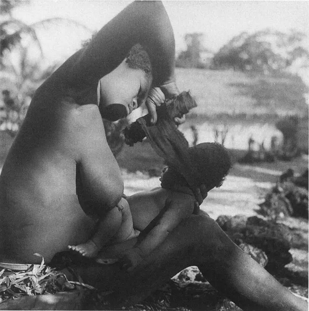 Figure 1.1. Aloia, binding the head of her daughter Awadingme. Passismanua village, Kandrian (Pitt Rivers Museum, University of Oxford)