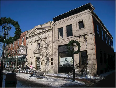 FIG. 1.2 The New Hampshire Bank Building Fire in Portsmouth, New Hampshire, was one of the first manmade disasters that taxed the response capabilities of local officials to such an extent that they sought federal assistance.
Source: Wikimedia, https://upload.wikimedia.org/wikipedia/commons/thumb/2/2e/Portsmouth,_NH_-_oldest_bank(s).webp/1024px-Portsmouth,_NH_-_oldest_bank(s).webp (last visited Dec. 12, 2018).