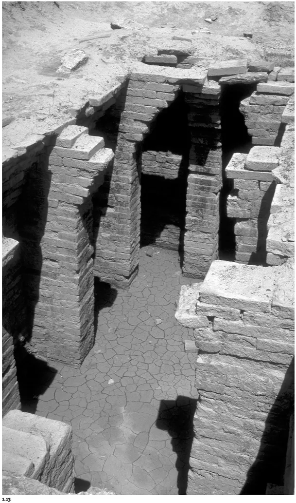 ›1.13 MARI: brick tombs with walls and corbelled arches, early 2nd millennium.