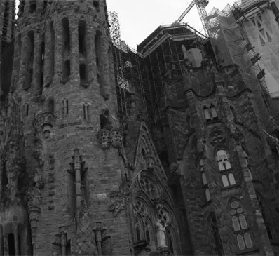 1.6 The relatively smooth transition between the earlier neo-Gothic altar and Gaudí’s expressionist design in Sagrada Familia (SE corner) is also one between completion of an unfinished work and its creative treatment as the basis of a new composition
