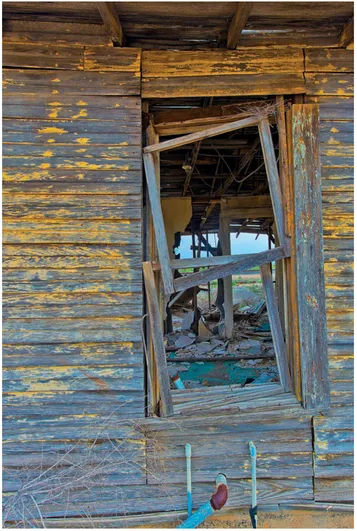 FIGURE 1.2 Putting together color and texture, and framing the image just right is what makes decay photography a challenging subject. Nikon D800 with Nikon 14–24 mm f/2.8G at 20 mm. 1/60 sec. @ f/6.3 ISO 100