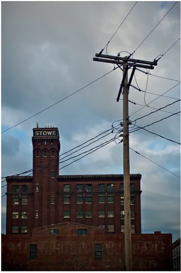FIGURE 1.3 The historic Stowe building at the West Bottoms area of Kansas City, MO. Nikon D70 with Tokina 19–35 mm f/3.5–4.5 at 35 mm (52 mm equivalent). 1/400 sec. @ f/6.3 ISO 200