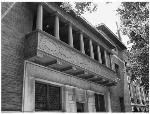 Figure 1.1 Louis Sullivan, Charnley Persky House, Chicago (1892). Photograph by author. Grinnell, Iowa (1914). Photograph courtesy of Tim Brown Architecture.
