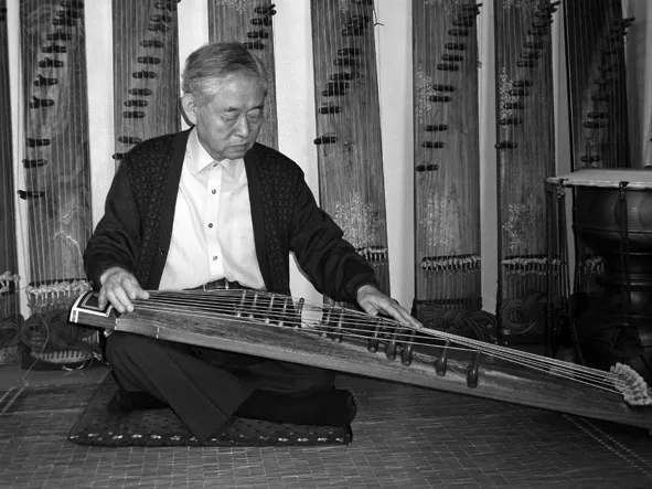 Figure 1.1 Hwang Byungki playing the kayagŭm at his home in Seoul, 2008 (photograph by author).