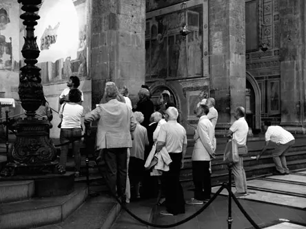 Figure 1.2 Tourists in the Basilica of Santa Croce in Florence (photograph © author).