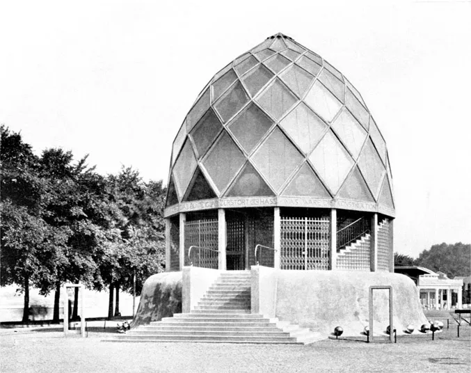 Figure 1.1 Bruno Taut’s Glashaus at the Werkbund Exhibition of 1914 in Cologne. Photo by permission of Bildarchiv Foto Marburg.