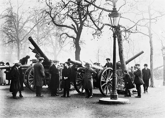 Figure 1:1 A public display of captured German guns in The Mall, London. (© and courtesy of the Trustees of the Imperial War Museum, IWM Q 31244)