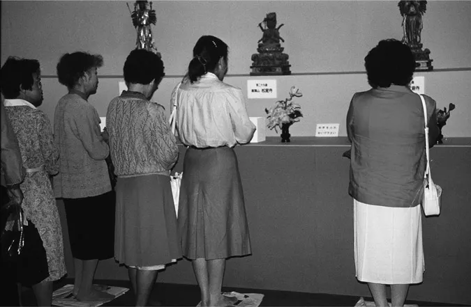 Figure 1.1 Sunafumi Saikoku pilgrimage at a department store in Osaka, September 1987.