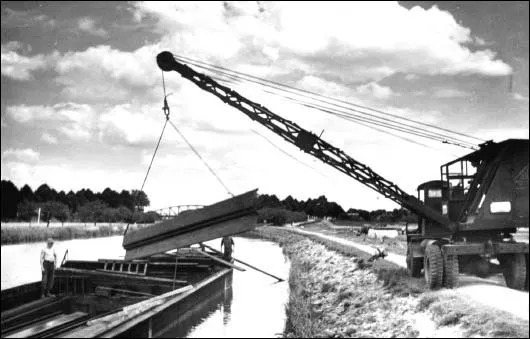 Der Baubeginn 1951 mit der Befestigung des Ufergeländes am Baugrundstück.