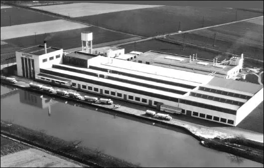 Die Gesamtanlage ist fertiggestellt und hat den Betrieb aufgenommen. Die Luftaufnahme zeigt die Lkws, die auf ihre Abfertigung warten.