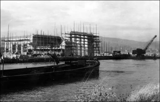 Der Rohbau schreitet voran, und die ersten Konturen des späteren Werkes werden erkennbar.