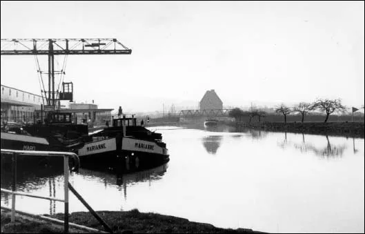 Vor den Glücksklee-Werken haben an der Kaimauer zwei Frachterfestgemacht, die Kohle für den Betrieb der Kondensmilchverarbeitung geladen haben.