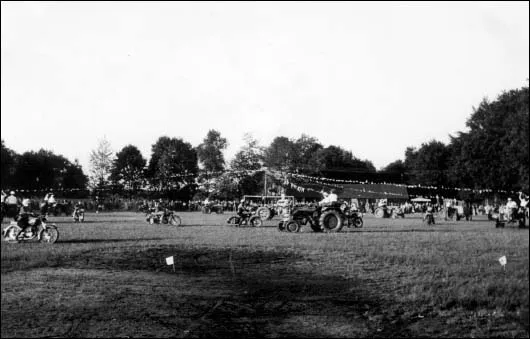 Stolz wurden die Mopeds und Motorräder vorgeführt. In späterer Zeit machte der MSC Venne vor allem mit seinen Moto-Cross-Rennen überregional auf sich aufmerksam.