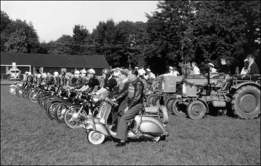 Zur Fahrzeugparade beim Stiftungsfest des MSC Venne im Jahr 1953fuhren die Mopeds und Motorräder in der ersten Reihe.