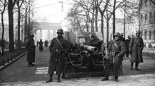 Tropas del Ejército junto a la Puerta de Brandeburgo durante un fracasado golpe de Estado en 1920.