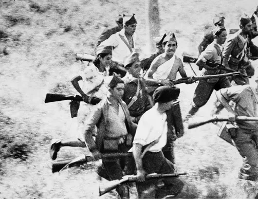 Instantánea de un grupo de jovencísimos milicianos republicanos atacando una posición rebelde en la sierra de Madrid en el mismo verano de 1936.