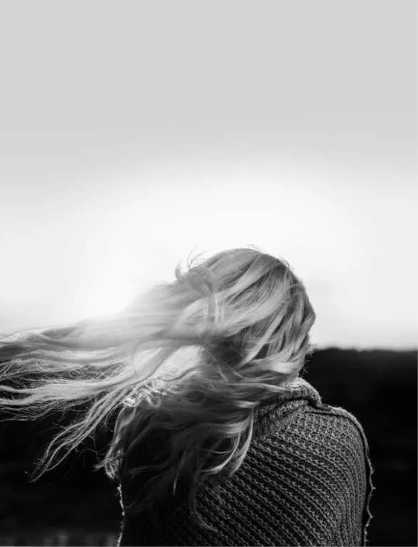 De espaldas, una chica con la melena al viento