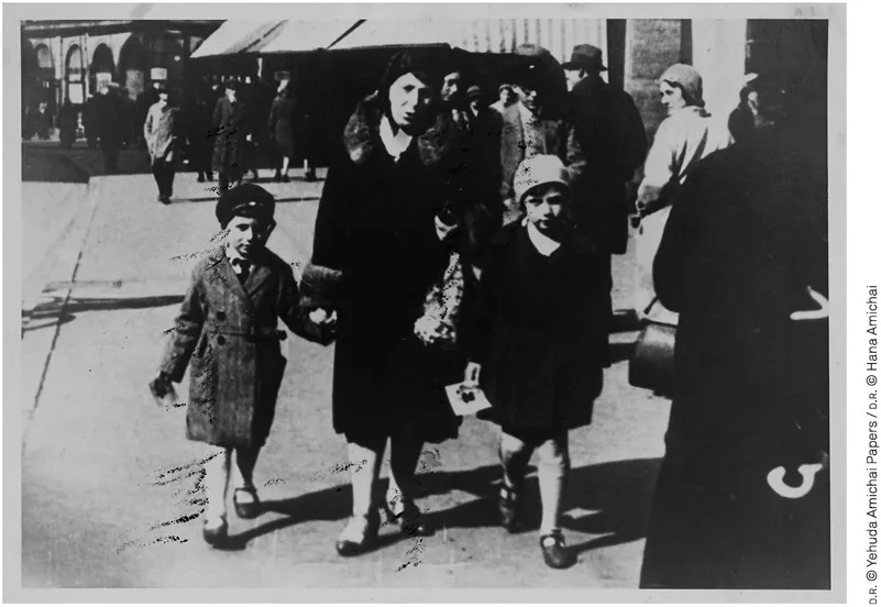 D.R. © Yehuda Amichai Papers/ D.R. © Hana Amichai Yehuda Amijái con su mamá Frieda y su hermana Rachel. Würzburg, Alemania, 1929.