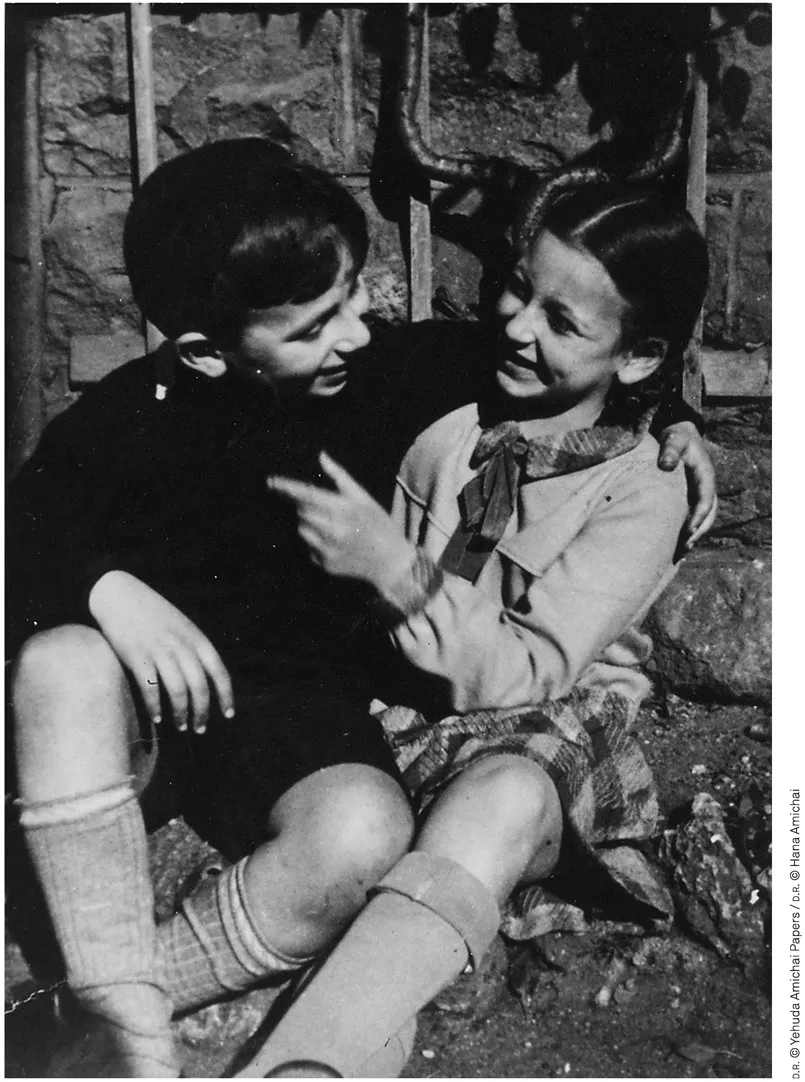 D.R. © Yehuda Amichai Papers / D.R. © Hana Amichai Yehuda en 1933 abrazando a la “pequeña” Ruth Hanover, quien moriría en un campo de exterminio nazi.