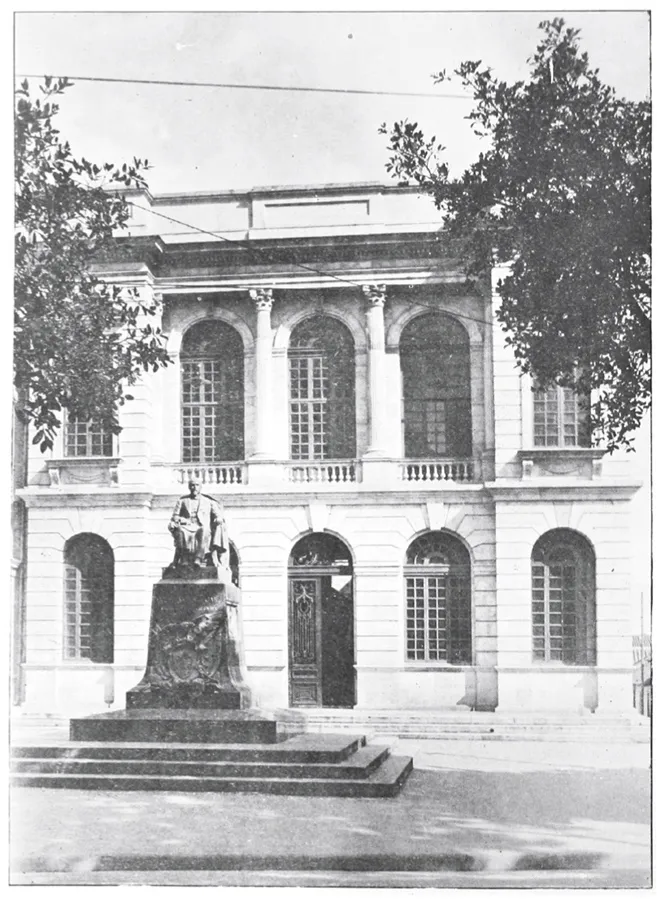 Imagen 1. Estatua de Miguel Antonio Caro. Edificio de la Academia de la Lengua