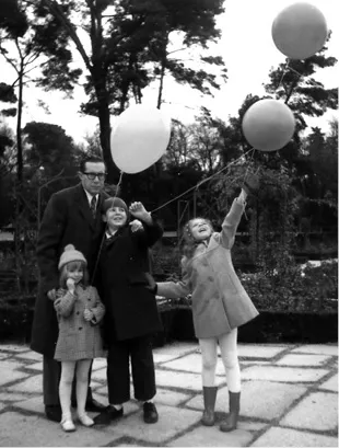 Con sus hijos en el Parque del Retiro