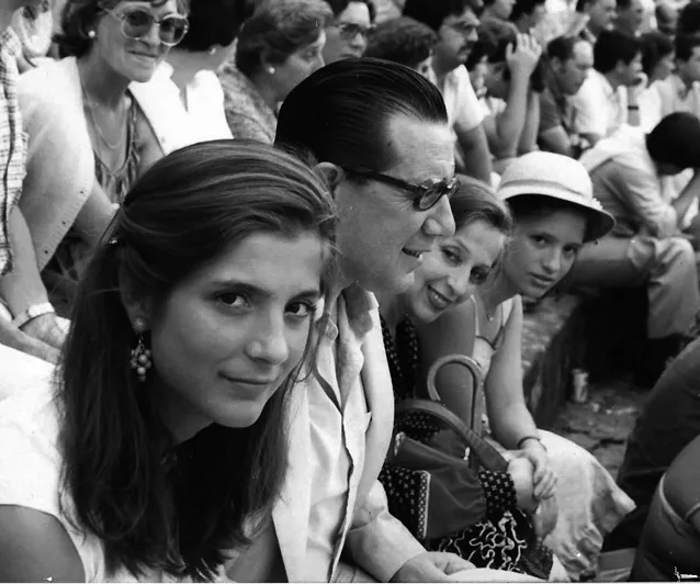 El la fiesta nacional con su esposa e hijas